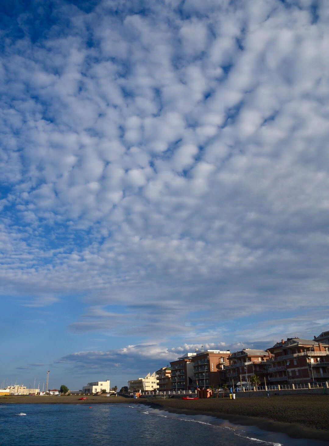 Le nuvole su Ostia: quando il cielo racconta il tempo